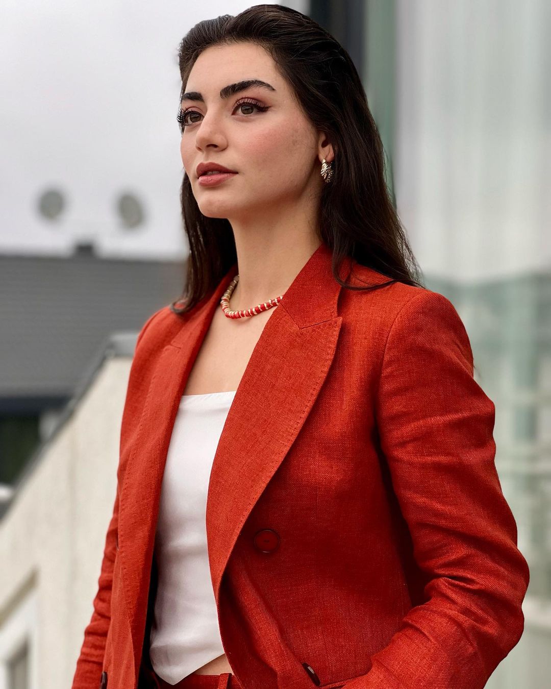 صور اوزجي تورير Özge törer ممثلة شخصية السيدة بالا زوجة السيد عثمان  زوج اوزجي نورير الحقيقي صور بالا