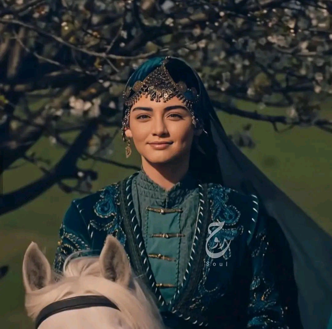 صور اوزجي تورير Özge törer ممثلة شخصية السيدة بالا زوجة السيد عثمان  زوج اوزجي نورير الحقيقي صور بالا