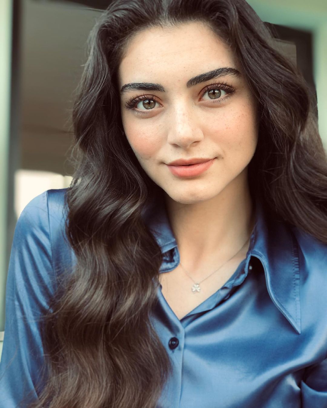 صور اوزجي تورير Özge törer ممثلة شخصية السيدة بالا زوجة السيد عثمان  زوج اوزجي نورير الحقيقي صور بالا