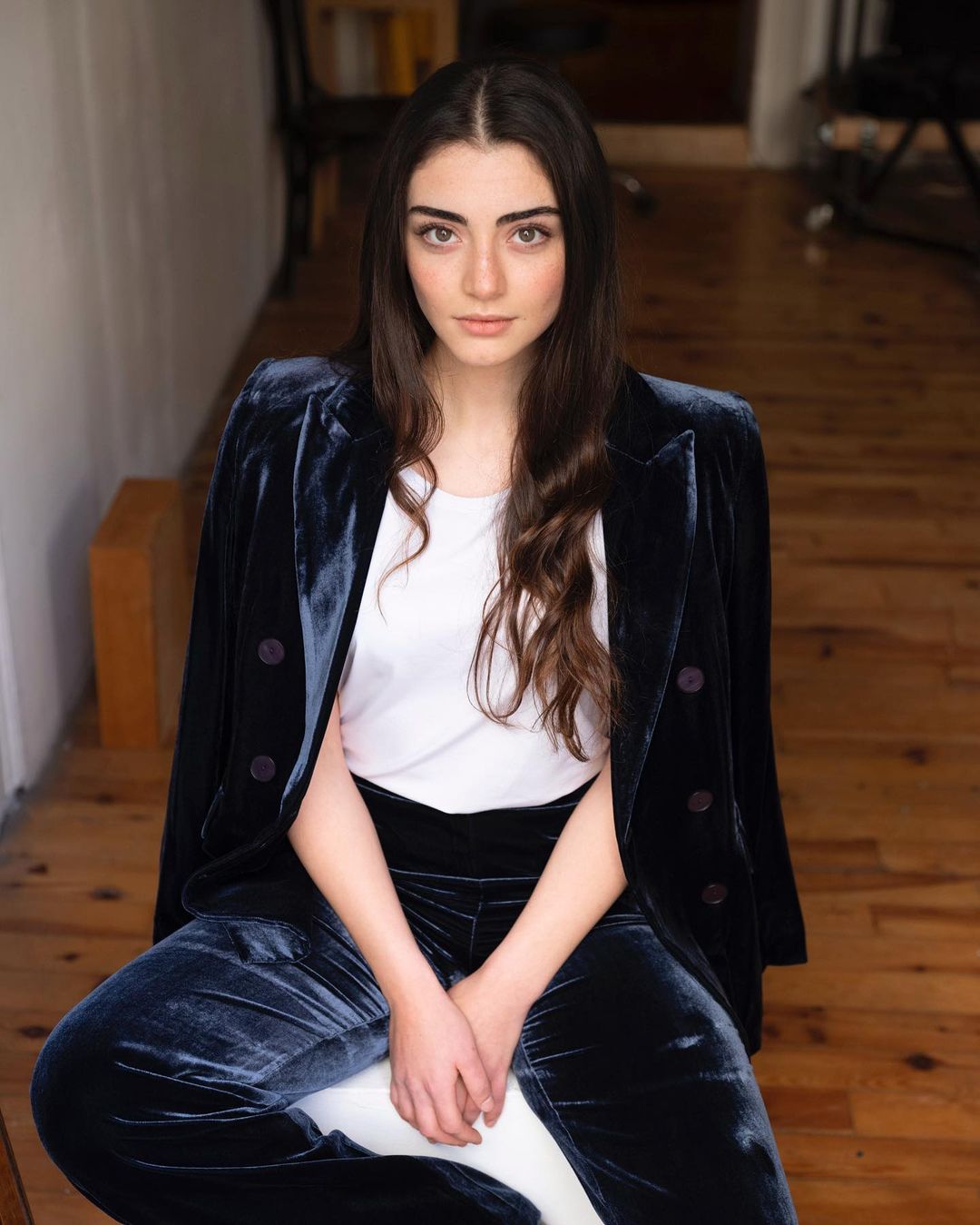 صور اوزجي تورير Özge törer ممثلة شخصية السيدة بالا زوجة السيد عثمان  زوج اوزجي نورير الحقيقي صور بالا