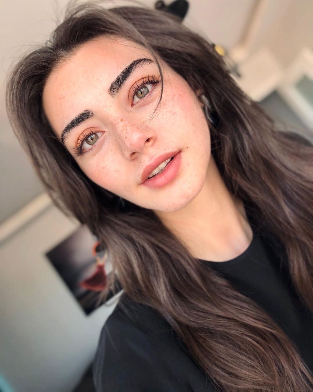 صور اوزجي تورير Özge törer ممثلة شخصية السيدة بالا زوجة السيد عثمان  زوج اوزجي نورير الحقيقي صور بالا