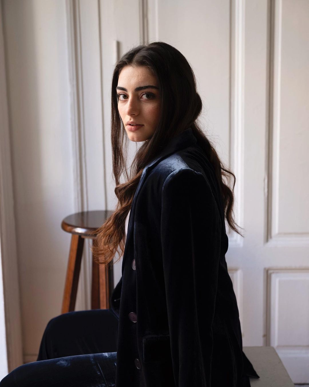 صور اوزجي تورير Özge törer ممثلة شخصية السيدة بالا زوجة السيد عثمان  زوج اوزجي نورير الحقيقي صور بالا