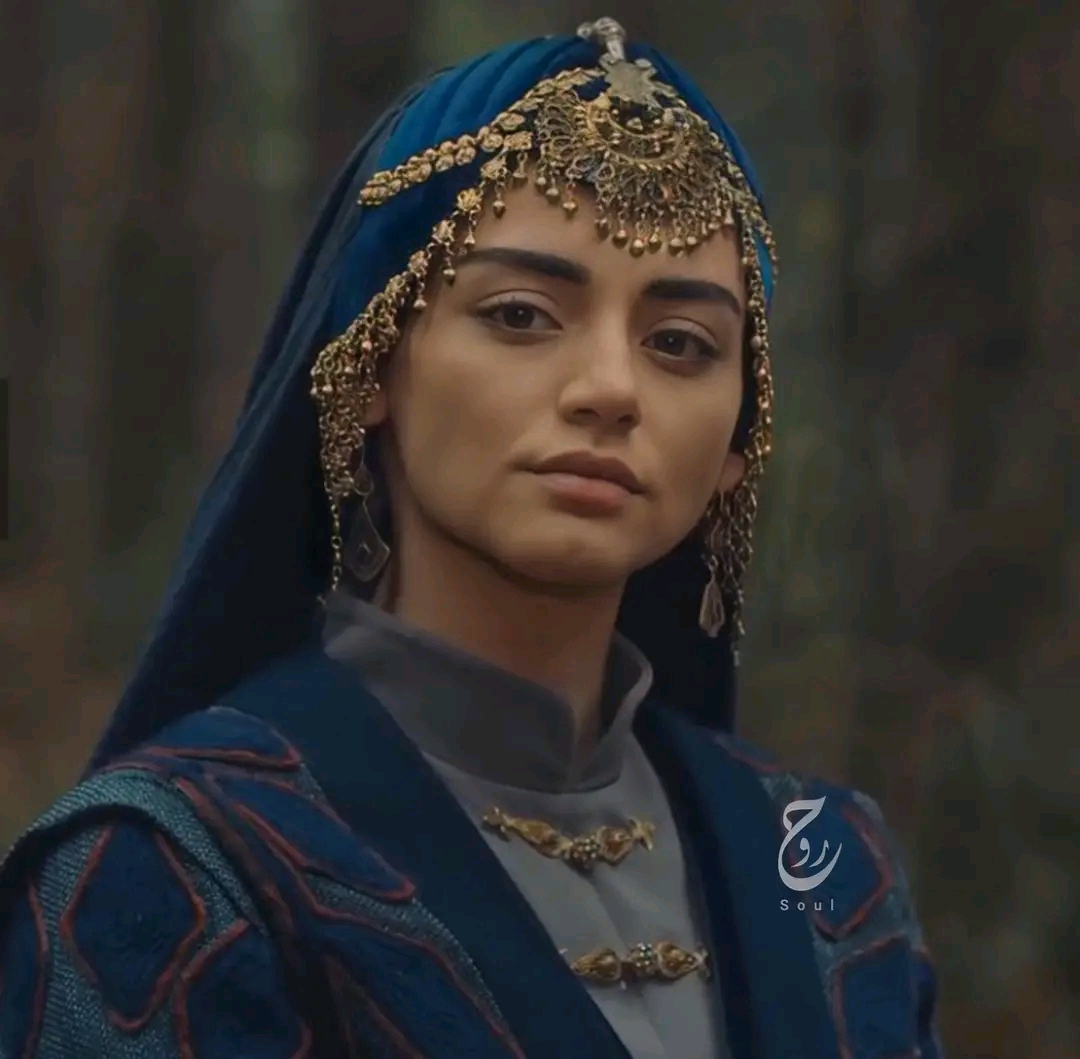 صور اوزجي تورير Özge törer ممثلة شخصية السيدة بالا زوجة السيد عثمان  زوج اوزجي نورير الحقيقي صور بالا